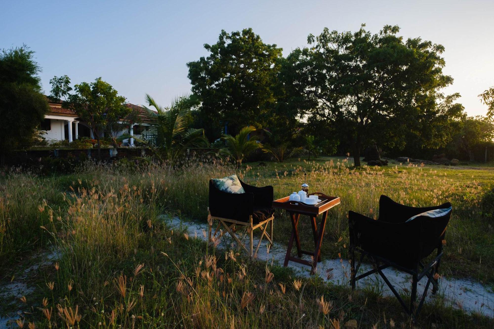 Treasure Rock Bed and Breakfast Kirinda  Eksteriør billede